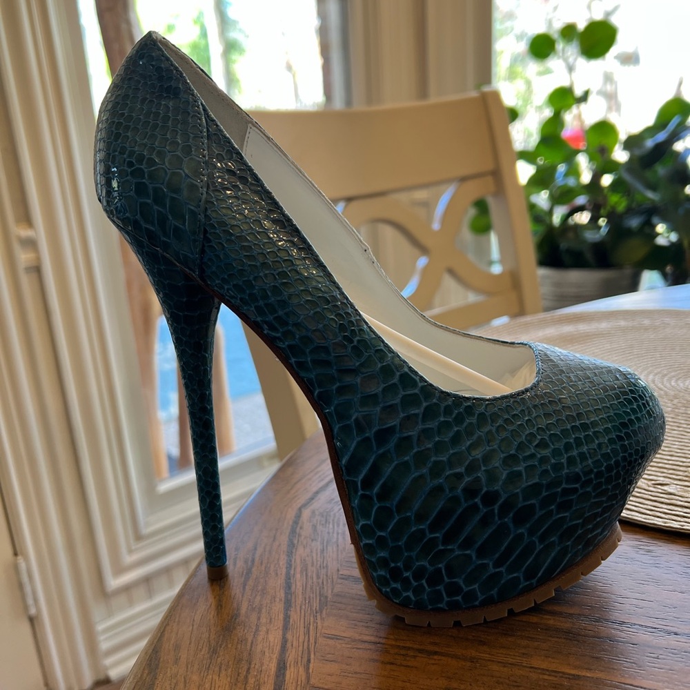 REAL ITALIAN LEATHER—1969-Vero Cuoio Blue Textured Heels